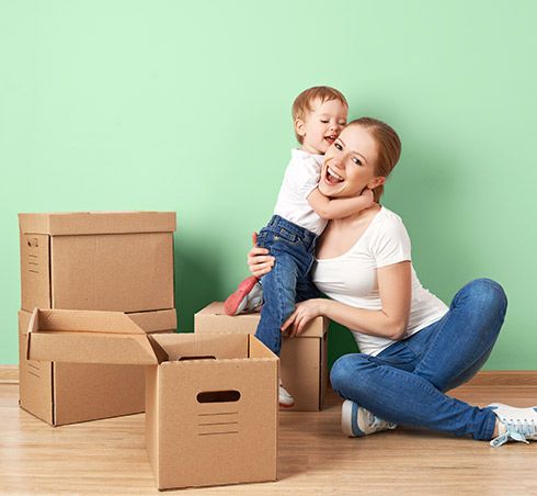 Madre e hija con cajas